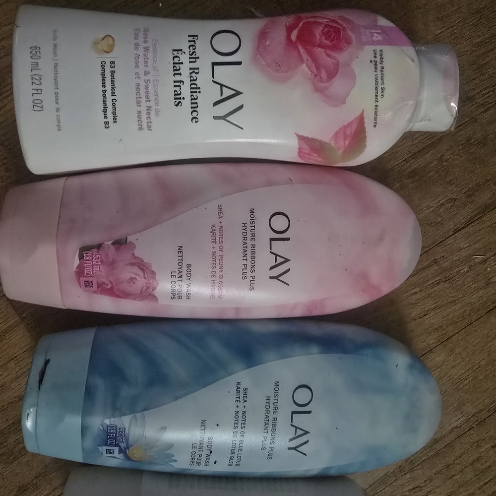 OLAY Fresh Radiance and Moisture Ribbons Plus Set - Pink and White